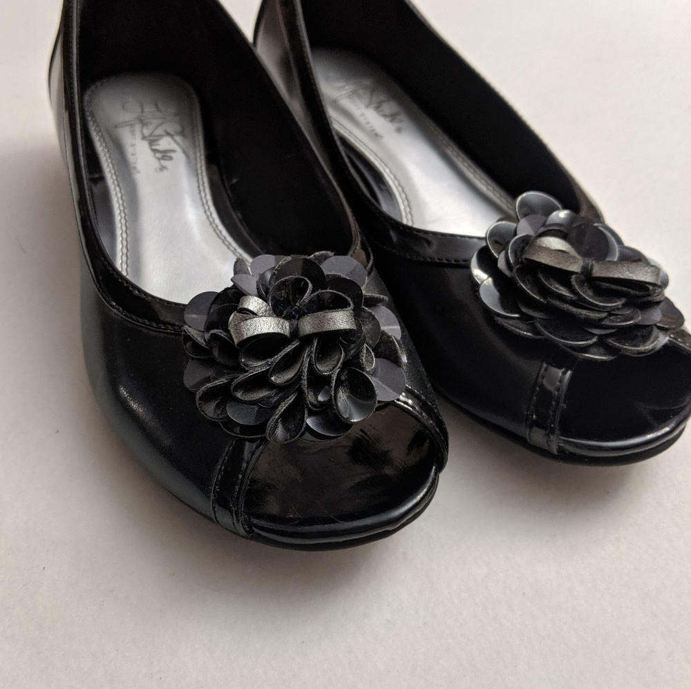 Life Stride Open-Toe Flats w/Floral Accent EUC - Picture 4 of 7